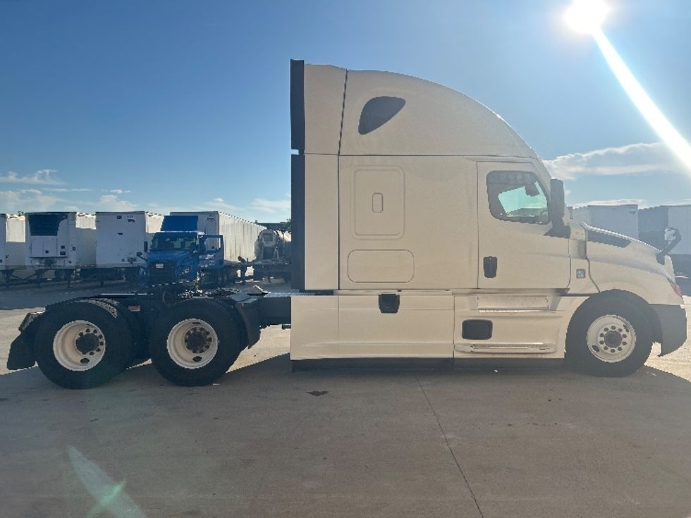 Sleeper Tractor-Heavy Duty Tractors-Freightliner-2022-T12664ST-Dallas-TX-656,481\n\t\tmiles-$ 58,250 - Image 7