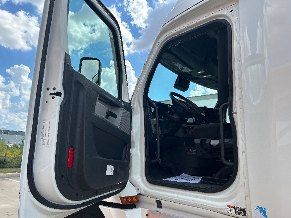 Sleeper Tractor-Heavy Duty Tractors-Freightliner-2022-T12664ST-Dallas-TX-656,481\n\t\tmiles-$ 58,250 - Image 8