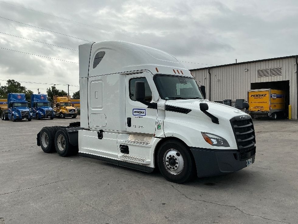 Sleeper Tractor-Heavy Duty Tractors-Freightliner-2022-T12664ST-Dallas-TX-722,926\n\t\tmiles-$ 54,500 - Image 1