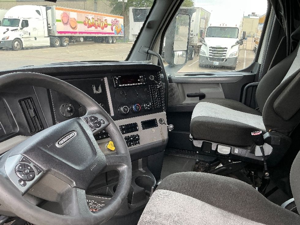 Sleeper Tractor-Heavy Duty Tractors-Freightliner-2022-T12664ST-Dallas-TX-722,926\n\t\tmiles-$ 54,500 - Image 10