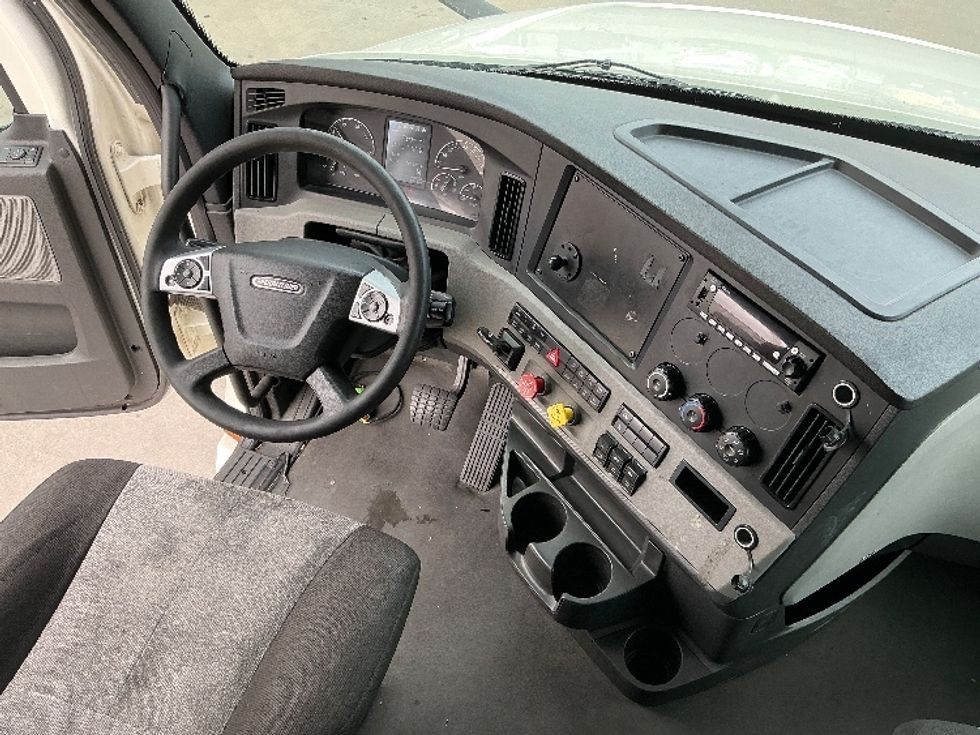 Sleeper Tractor-Heavy Duty Tractors-Freightliner-2022-T12664ST-Dallas-TX-722,926\n\t\tmiles-$ 54,500 - Image 11