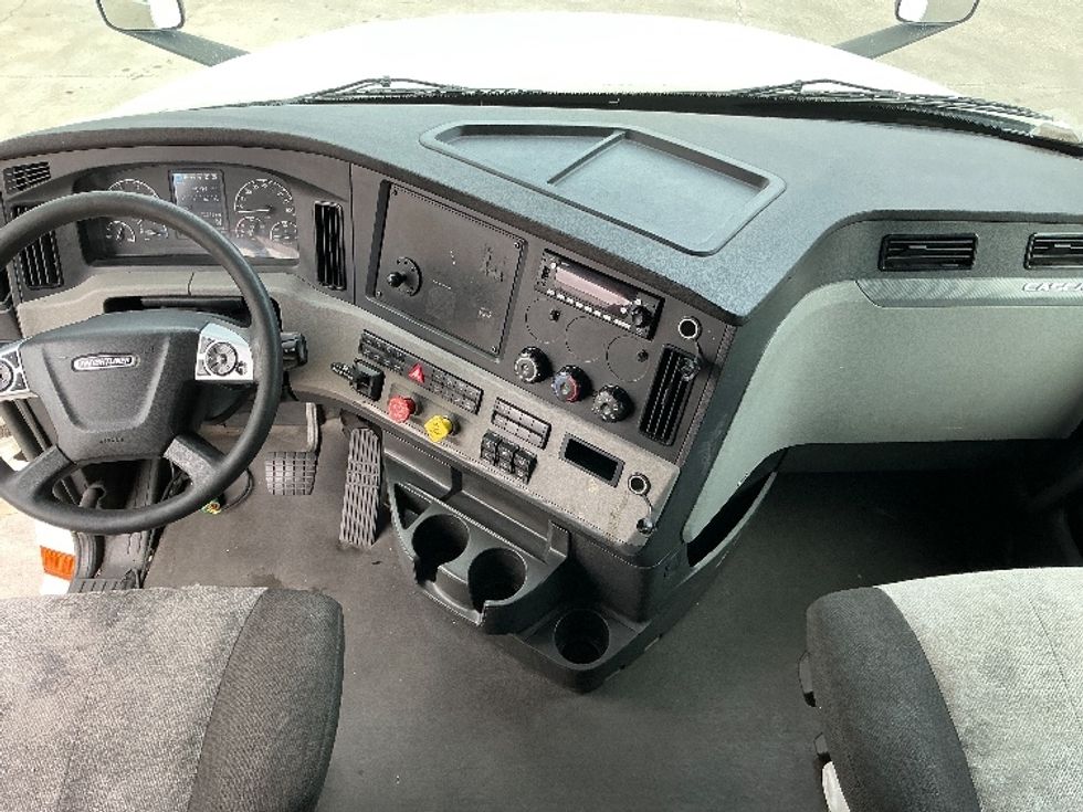 Sleeper Tractor-Heavy Duty Tractors-Freightliner-2022-T12664ST-Dallas-TX-722,926\n\t\tmiles-$ 54,500 - Image 12