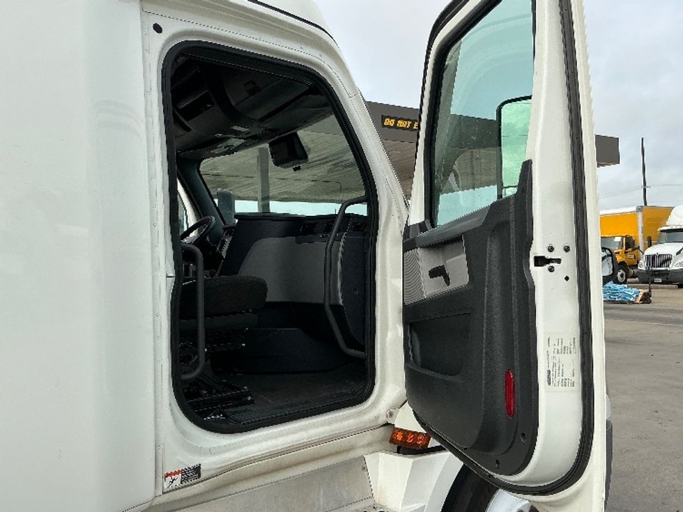 Sleeper Tractor-Heavy Duty Tractors-Freightliner-2022-T12664ST-Dallas-TX-722,926\n\t\tmiles-$ 54,500 - Image 13