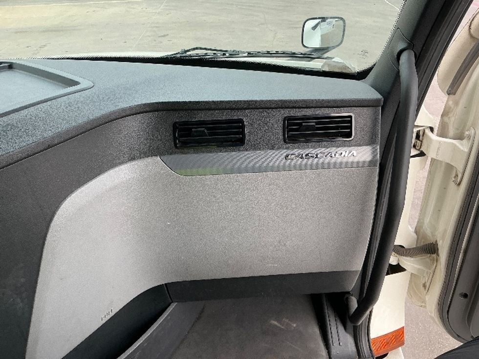 Sleeper Tractor-Heavy Duty Tractors-Freightliner-2022-T12664ST-Dallas-TX-722,926\n\t\tmiles-$ 54,500 - Image 14