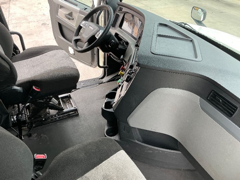 Sleeper Tractor-Heavy Duty Tractors-Freightliner-2022-T12664ST-Dallas-TX-722,926\n\t\tmiles-$ 54,500 - Image 15