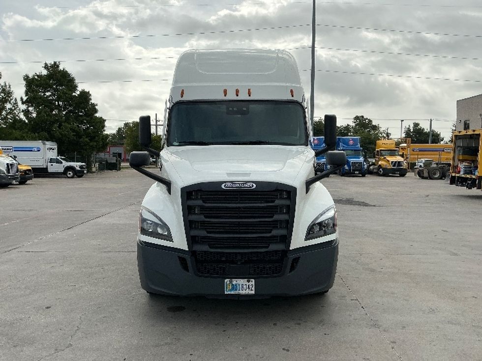 Sleeper Tractor-Heavy Duty Tractors-Freightliner-2022-T12664ST-Dallas-TX-722,926\n\t\tmiles-$ 54,500 - Image 2