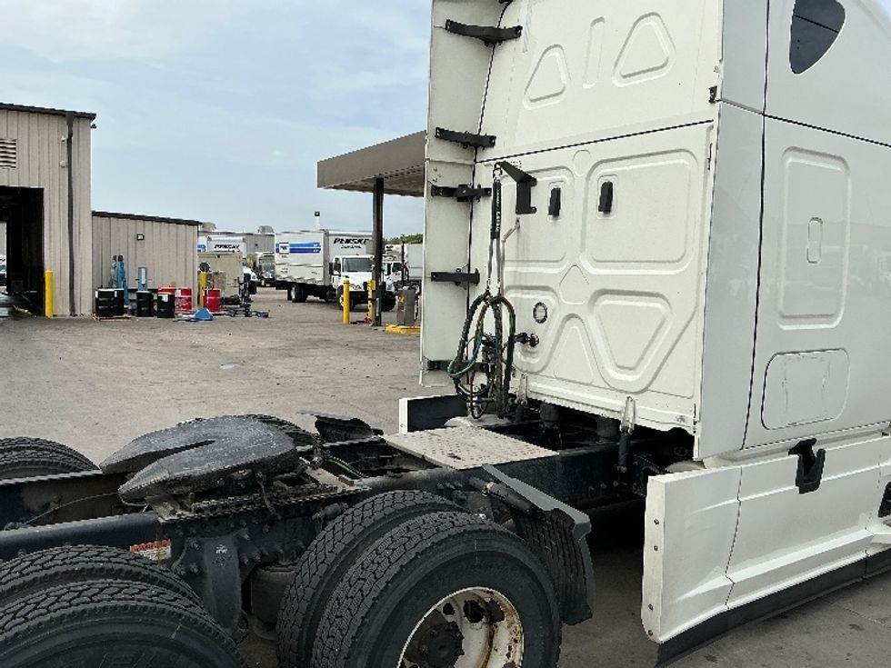 Sleeper Tractor-Heavy Duty Tractors-Freightliner-2022-T12664ST-Dallas-TX-722,926\n\t\tmiles-$ 54,500 - Image 22