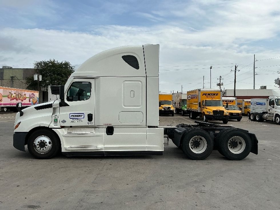Sleeper Tractor-Heavy Duty Tractors-Freightliner-2022-T12664ST-Dallas-TX-722,926\n\t\tmiles-$ 54,500 - Image 4