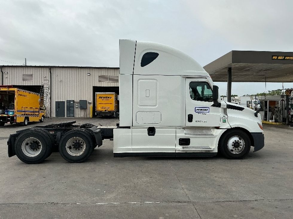 Sleeper Tractor-Heavy Duty Tractors-Freightliner-2022-T12664ST-Dallas-TX-722,926\n\t\tmiles-$ 54,500 - Image 8