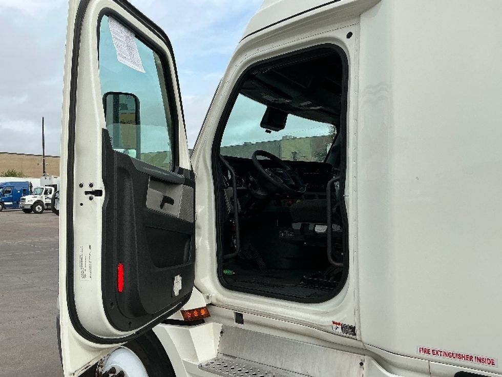 Sleeper Tractor-Heavy Duty Tractors-Freightliner-2022-T12664ST-Dallas-TX-722,926\n\t\tmiles-$ 54,500 - Image 9