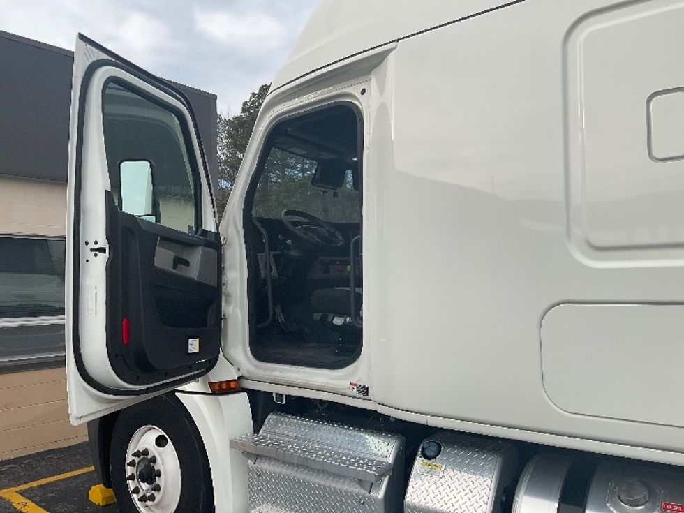 Sleeper Tractor-Heavy Duty Tractors-Freightliner-2022-T12664ST-Dalton-GA-285,004\n\t\tmiles-$ 88,000 - Image 10