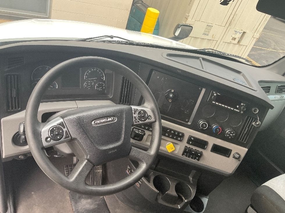 Sleeper Tractor-Heavy Duty Tractors-Freightliner-2022-T12664ST-Dalton-GA-285,004\n\t\tmiles-$ 88,000 - Image 11