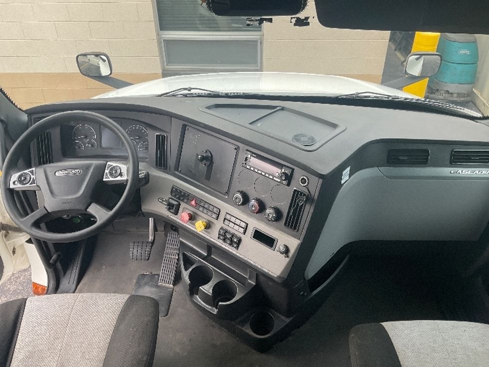 Sleeper Tractor-Heavy Duty Tractors-Freightliner-2022-T12664ST-Dalton-GA-285,004\n\t\tmiles-$ 88,000 - Image 12