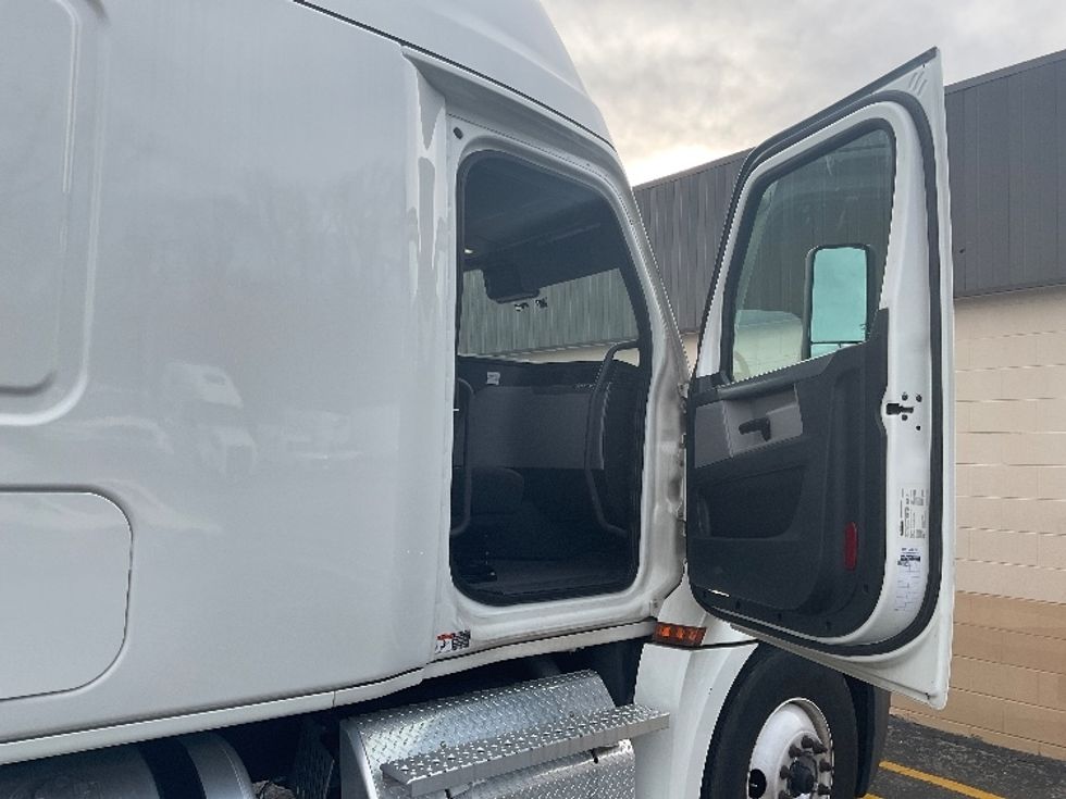 Sleeper Tractor-Heavy Duty Tractors-Freightliner-2022-T12664ST-Dalton-GA-285,004\n\t\tmiles-$ 88,000 - Image 13