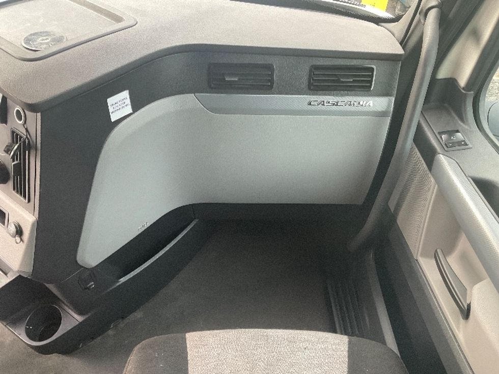 Sleeper Tractor-Heavy Duty Tractors-Freightliner-2022-T12664ST-Dalton-GA-285,004\n\t\tmiles-$ 88,000 - Image 14