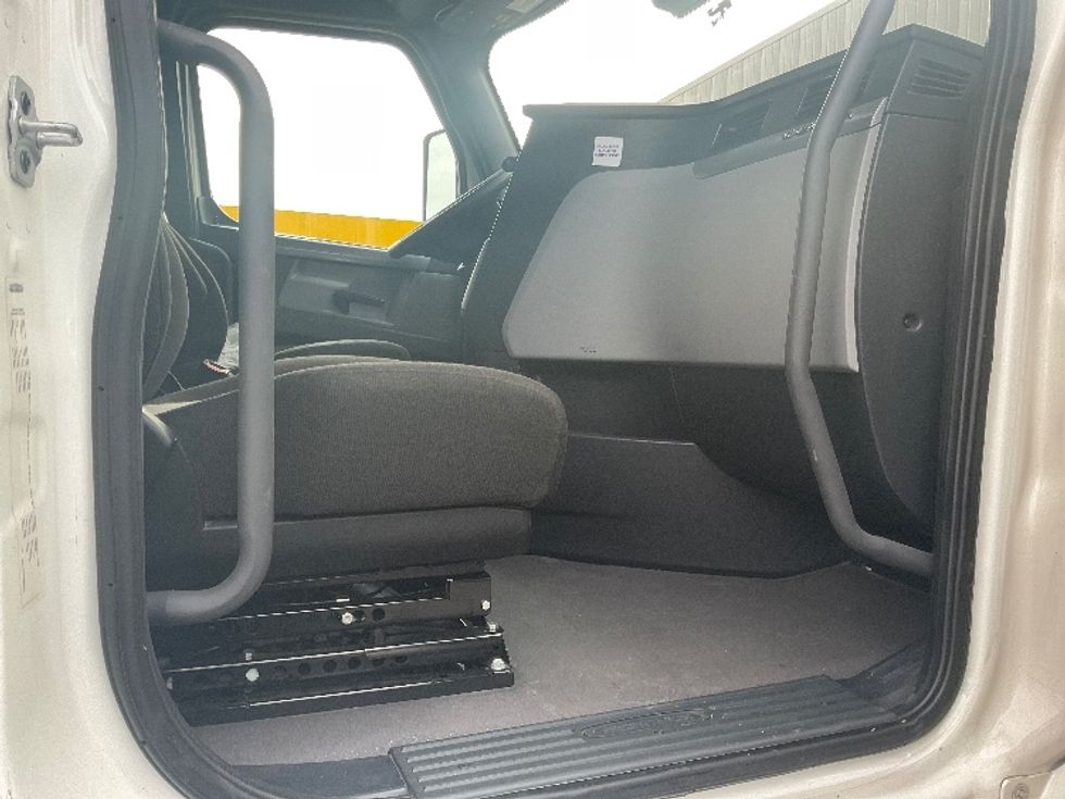 Sleeper Tractor-Heavy Duty Tractors-Freightliner-2022-T12664ST-Dalton-GA-285,004\n\t\tmiles-$ 88,000 - Image 15