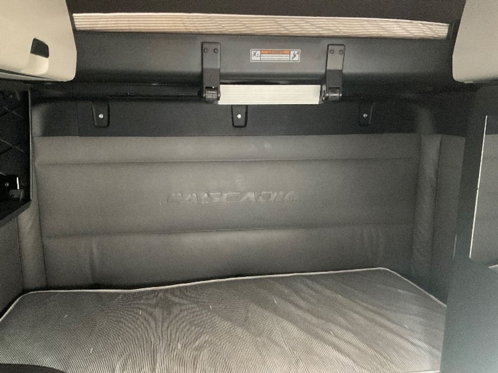 Sleeper Tractor-Heavy Duty Tractors-Freightliner-2022-T12664ST-Dalton-GA-285,004\n\t\tmiles-$ 88,000 - Image 16