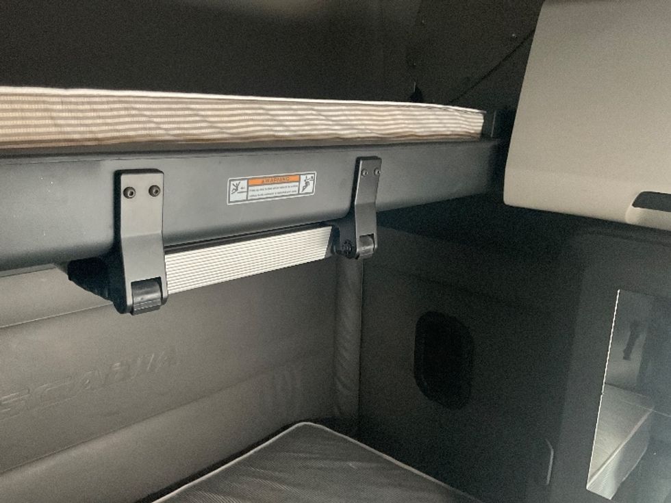 Sleeper Tractor-Heavy Duty Tractors-Freightliner-2022-T12664ST-Dalton-GA-285,004\n\t\tmiles-$ 88,000 - Image 18