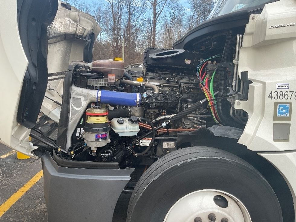 Sleeper Tractor-Heavy Duty Tractors-Freightliner-2022-T12664ST-Dalton-GA-285,004\n\t\tmiles-$ 88,000 - Image 21