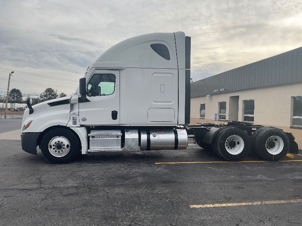 Sleeper Tractor-Heavy Duty Tractors-Freightliner-2022-T12664ST-Dalton-GA-285,004\n\t\tmiles-$ 88,000 - Image 4