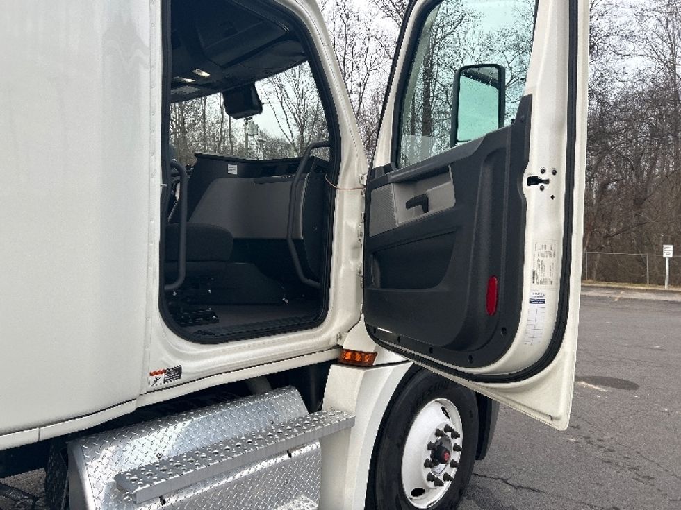 Sleeper Tractor-Heavy Duty Tractors-Freightliner-2022-T12664ST-Dalton-GA-329,068\n\t\tmiles-$ 84,500 - Image 13