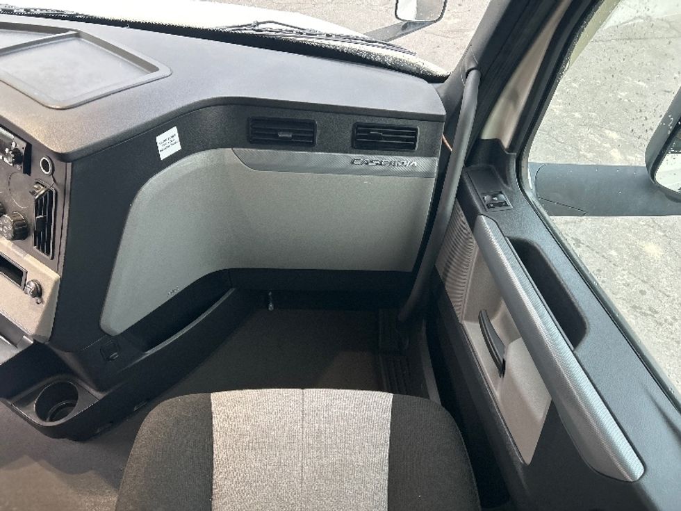 Sleeper Tractor-Heavy Duty Tractors-Freightliner-2022-T12664ST-Dalton-GA-329,068\n\t\tmiles-$ 84,500 - Image 14