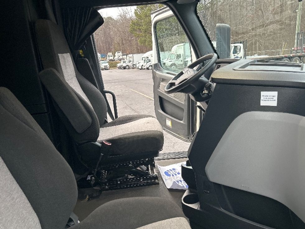 Sleeper Tractor-Heavy Duty Tractors-Freightliner-2022-T12664ST-Dalton-GA-329,068\n\t\tmiles-$ 84,500 - Image 15