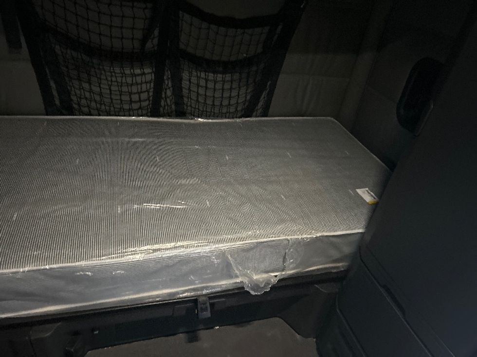 Sleeper Tractor-Heavy Duty Tractors-Freightliner-2022-T12664ST-Dalton-GA-329,068\n\t\tmiles-$ 84,500 - Image 17