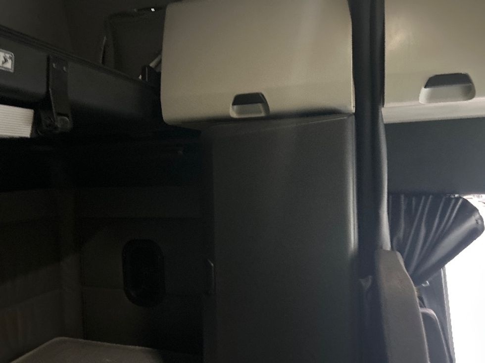 Sleeper Tractor-Heavy Duty Tractors-Freightliner-2022-T12664ST-Dalton-GA-329,068\n\t\tmiles-$ 84,500 - Image 18