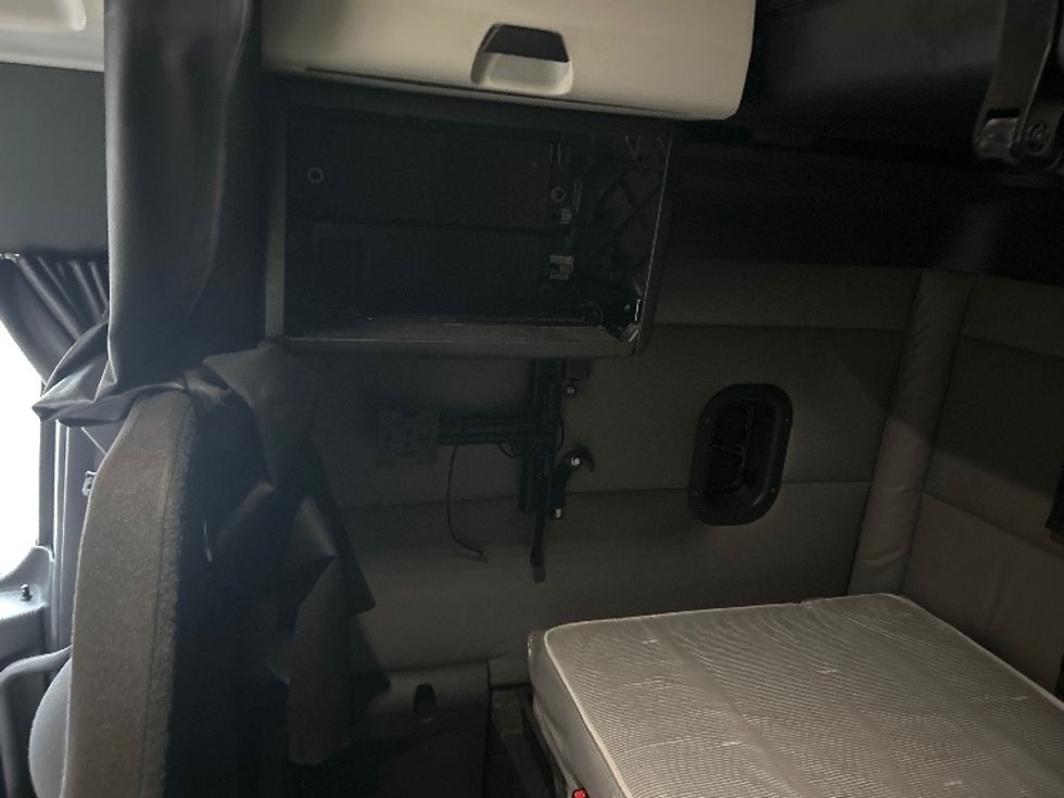 Sleeper Tractor-Heavy Duty Tractors-Freightliner-2022-T12664ST-Dalton-GA-329,068\n\t\tmiles-$ 84,500 - Image 19