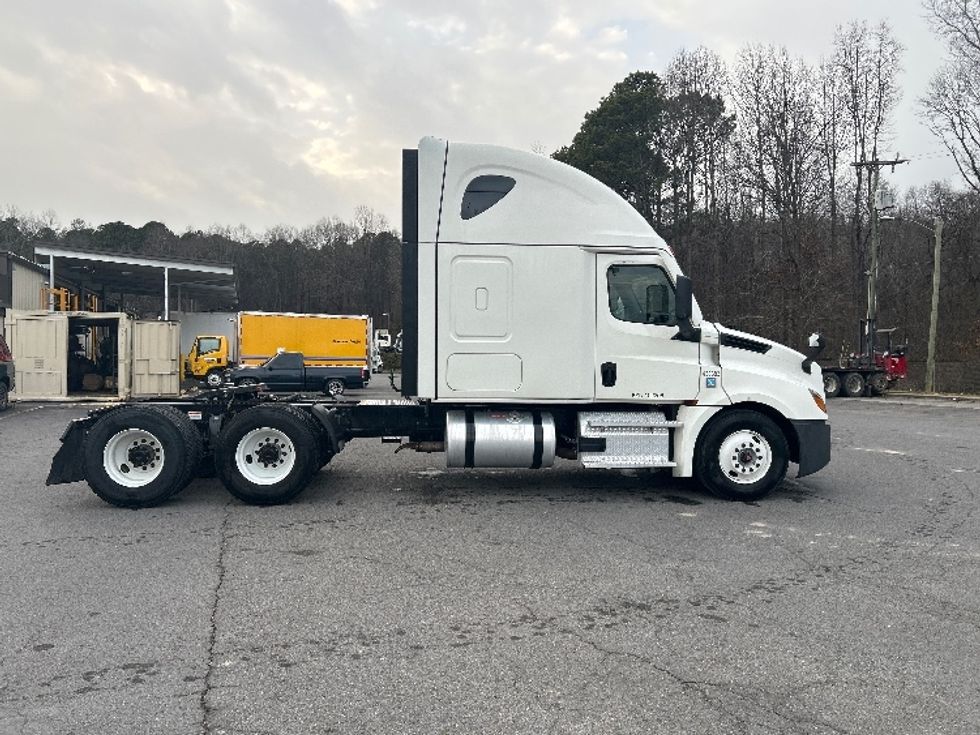Sleeper Tractor-Heavy Duty Tractors-Freightliner-2022-T12664ST-Dalton-GA-329,068\n\t\tmiles-$ 84,500 - Image 8