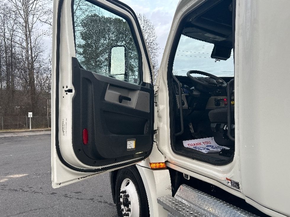 Sleeper Tractor-Heavy Duty Tractors-Freightliner-2022-T12664ST-Dalton-GA-329,068\n\t\tmiles-$ 84,500 - Image 9