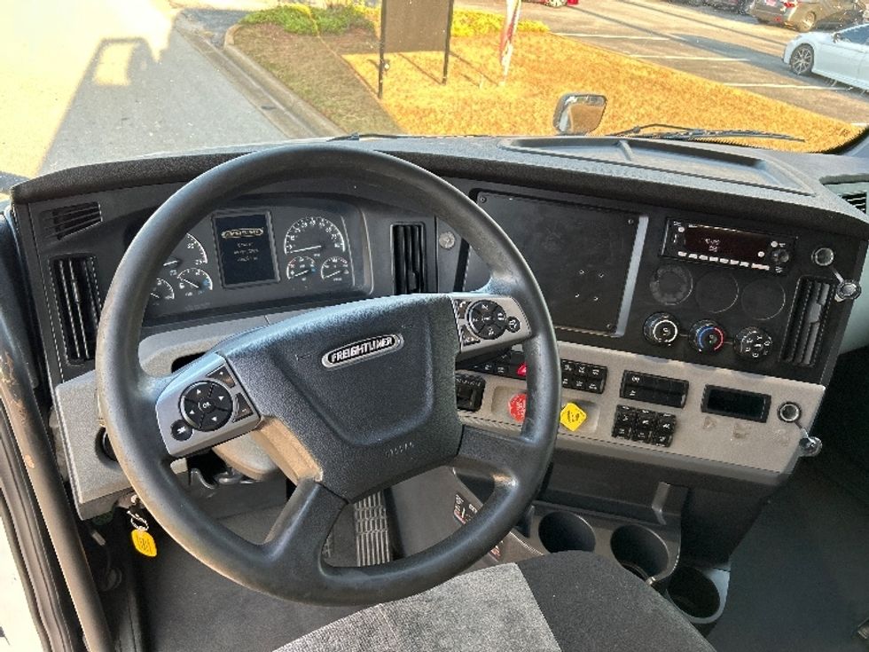 Sleeper Tractor-Heavy Duty Tractors-Freightliner-2022-T12664ST-Dalton-GA-638,306\n\t\tmiles-$ 58,500 - Image 11