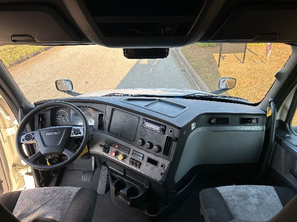 Sleeper Tractor-Heavy Duty Tractors-Freightliner-2022-T12664ST-Dalton-GA-638,306\n\t\tmiles-$ 58,500 - Image 12