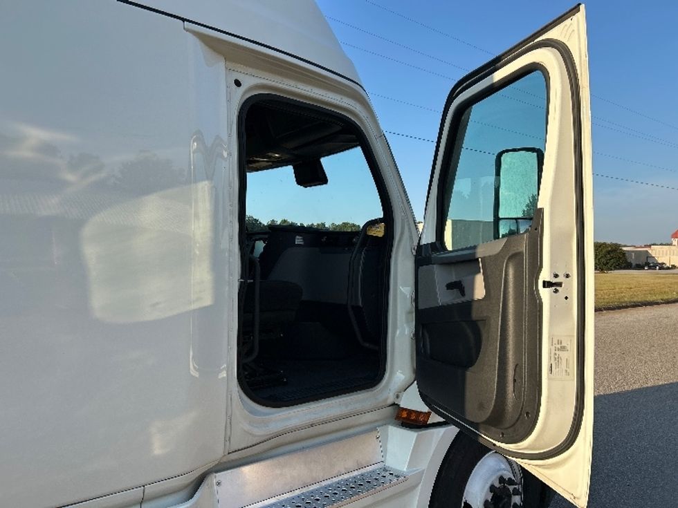 Sleeper Tractor-Heavy Duty Tractors-Freightliner-2022-T12664ST-Dalton-GA-638,306\n\t\tmiles-$ 58,500 - Image 13
