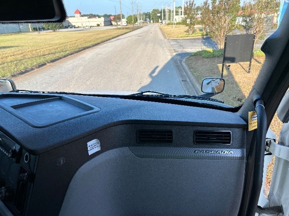 Sleeper Tractor-Heavy Duty Tractors-Freightliner-2022-T12664ST-Dalton-GA-638,306\n\t\tmiles-$ 58,500 - Image 14