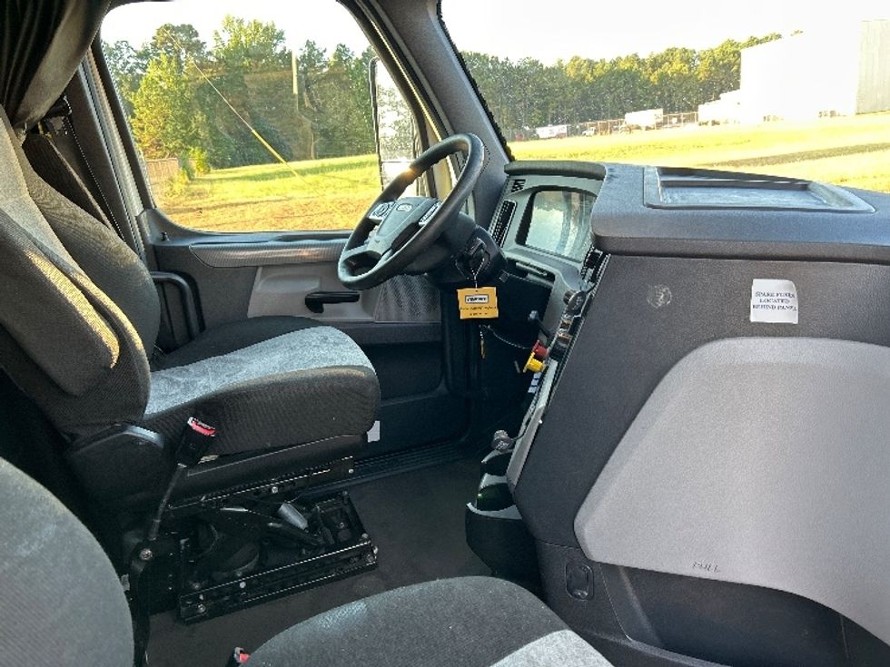 Sleeper Tractor-Heavy Duty Tractors-Freightliner-2022-T12664ST-Dalton-GA-638,306\n\t\tmiles-$ 58,500 - Image 15