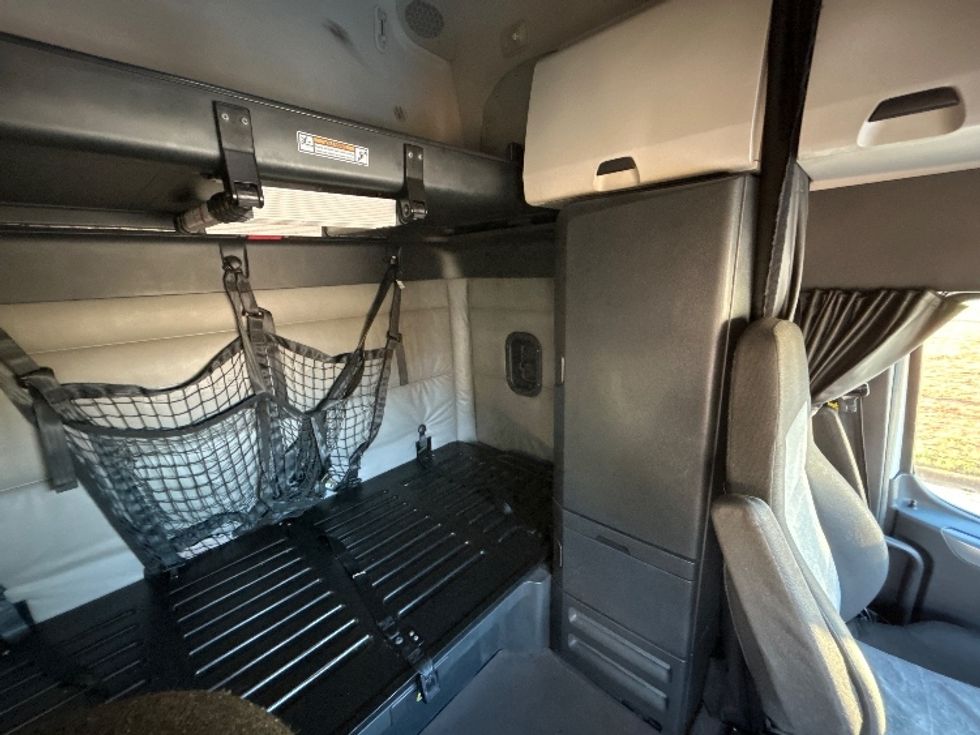 Sleeper Tractor-Heavy Duty Tractors-Freightliner-2022-T12664ST-Dalton-GA-638,306\n\t\tmiles-$ 58,500 - Image 18