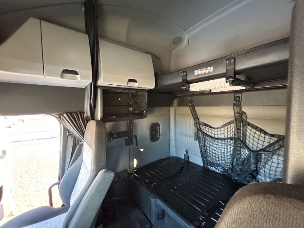 Sleeper Tractor-Heavy Duty Tractors-Freightliner-2022-T12664ST-Dalton-GA-638,306\n\t\tmiles-$ 58,500 - Image 19