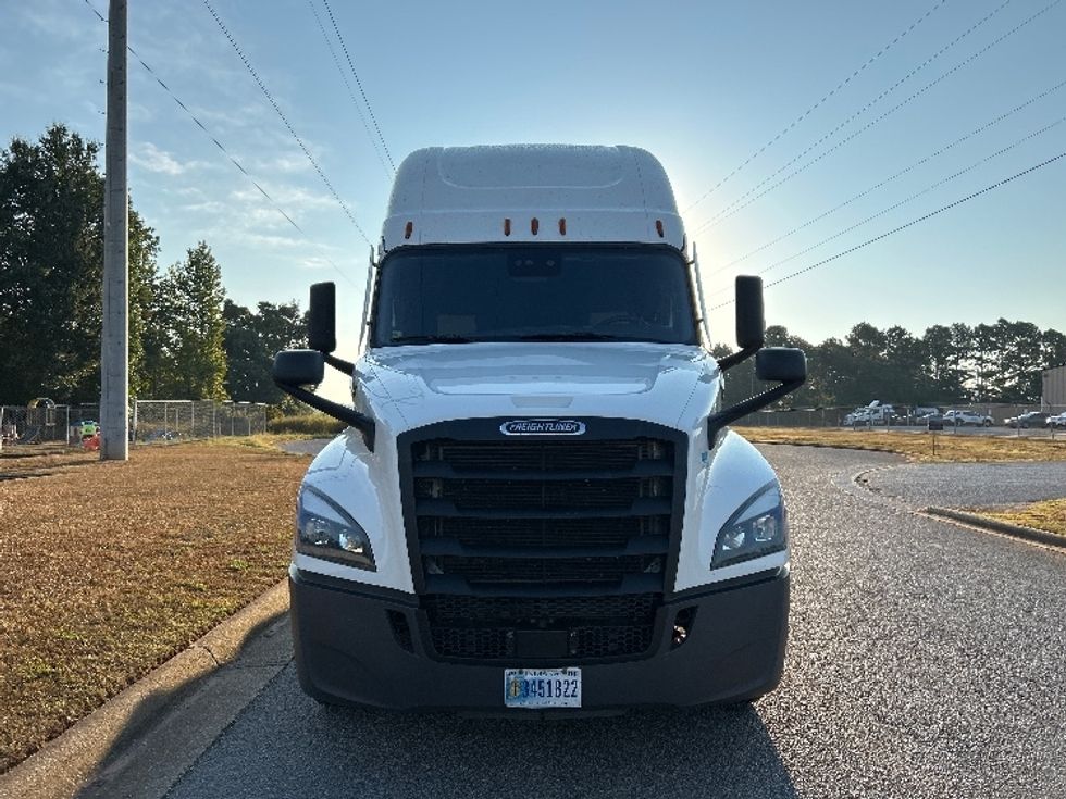 Sleeper Tractor-Heavy Duty Tractors-Freightliner-2022-T12664ST-Dalton-GA-638,306\n\t\tmiles-$ 58,500 - Image 2