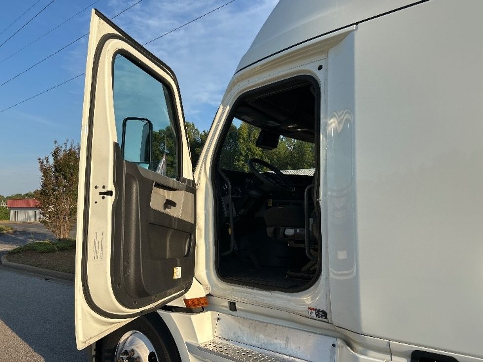 Sleeper Tractor-Heavy Duty Tractors-Freightliner-2022-T12664ST-Dalton-GA-638,306\n\t\tmiles-$ 58,500 - Image 9