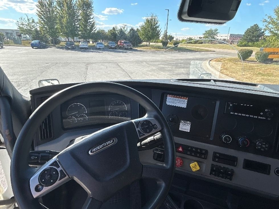 Sleeper Tractor-Heavy Duty Tractors-Freightliner-2022-T12664ST-Davenport-IA-434,470\n\t\tmiles-$ 77,750 - Image 11