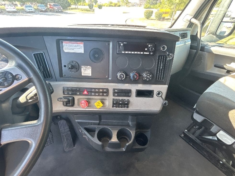 Sleeper Tractor-Heavy Duty Tractors-Freightliner-2022-T12664ST-Davenport-IA-434,470\n\t\tmiles-$ 77,750 - Image 12