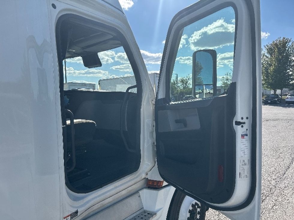 Sleeper Tractor-Heavy Duty Tractors-Freightliner-2022-T12664ST-Davenport-IA-434,470\n\t\tmiles-$ 77,750 - Image 13