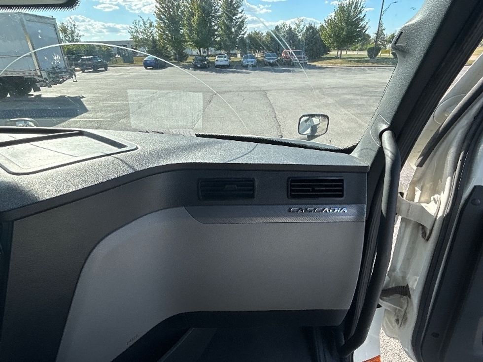 Sleeper Tractor-Heavy Duty Tractors-Freightliner-2022-T12664ST-Davenport-IA-434,470\n\t\tmiles-$ 77,750 - Image 14