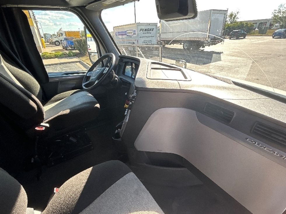 Sleeper Tractor-Heavy Duty Tractors-Freightliner-2022-T12664ST-Davenport-IA-434,470\n\t\tmiles-$ 77,750 - Image 15