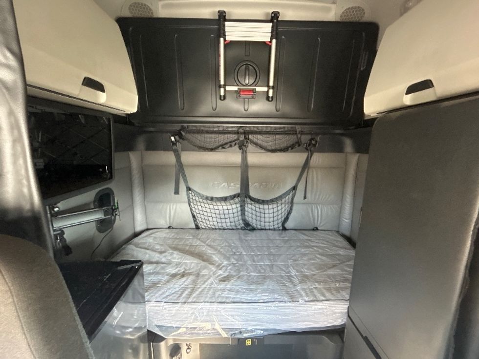 Sleeper Tractor-Heavy Duty Tractors-Freightliner-2022-T12664ST-Davenport-IA-434,470\n\t\tmiles-$ 77,750 - Image 16