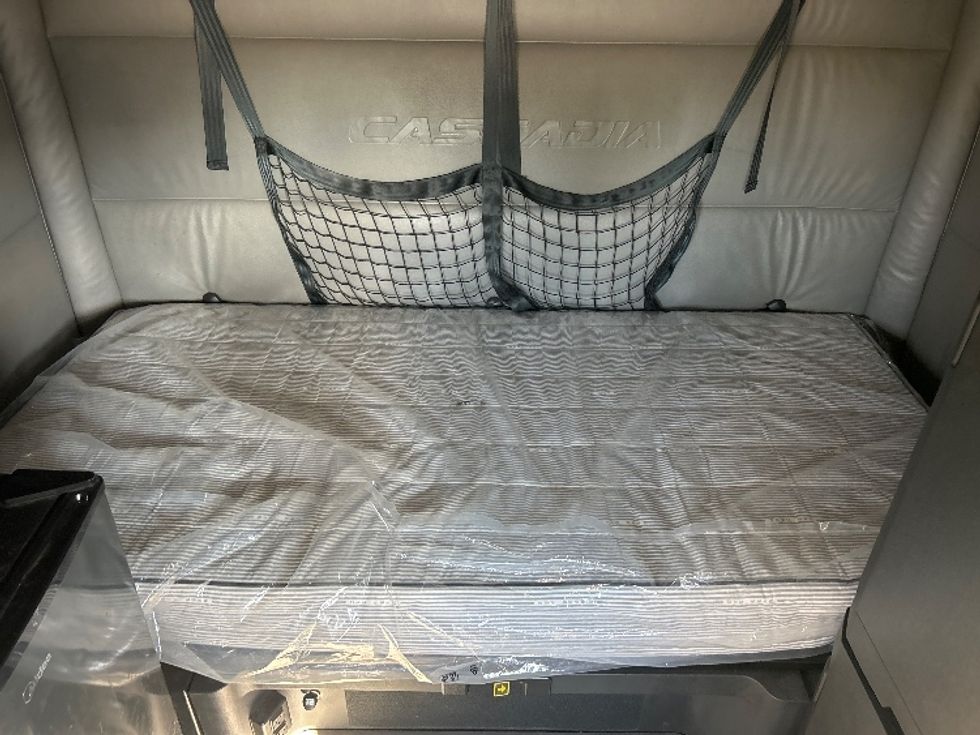 Sleeper Tractor-Heavy Duty Tractors-Freightliner-2022-T12664ST-Davenport-IA-434,470\n\t\tmiles-$ 77,750 - Image 17