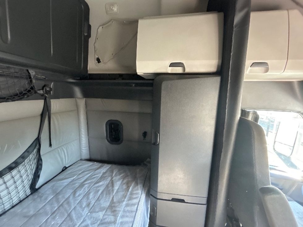 Sleeper Tractor-Heavy Duty Tractors-Freightliner-2022-T12664ST-Davenport-IA-434,470\n\t\tmiles-$ 77,750 - Image 18