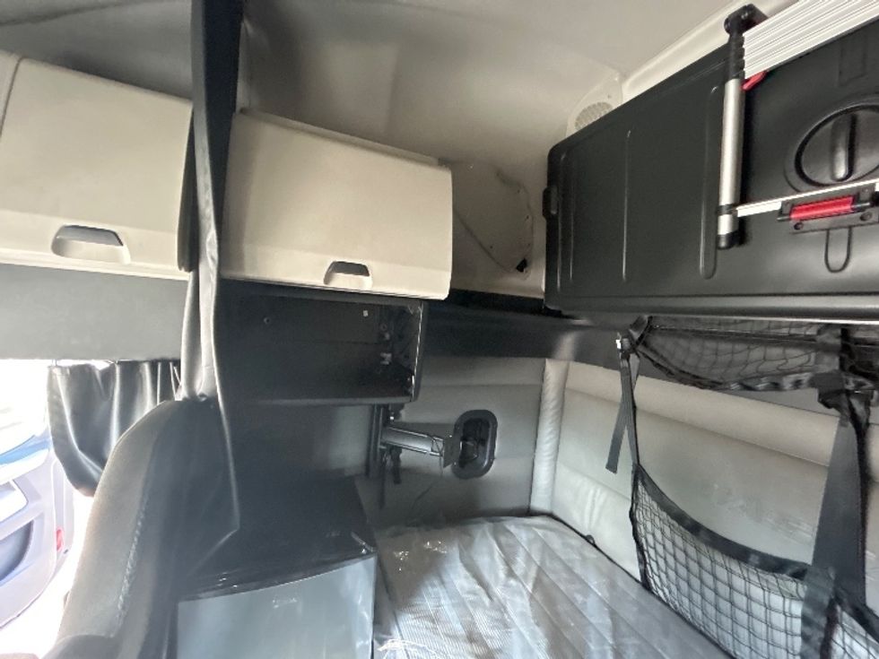 Sleeper Tractor-Heavy Duty Tractors-Freightliner-2022-T12664ST-Davenport-IA-434,470\n\t\tmiles-$ 77,750 - Image 19